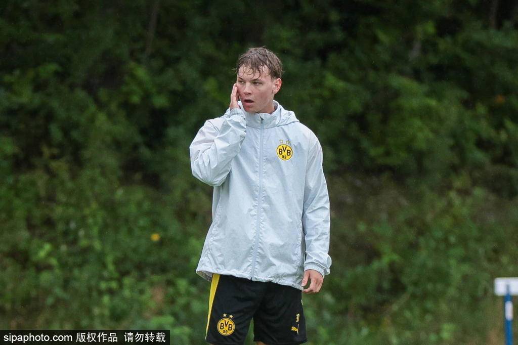 德甲球队多特蒙德备战新赛季
        
    德甲球队多特蒙德备战新赛季 德甲球队多特蒙德备战新赛季
        
    德甲球队多特蒙德备战新赛季